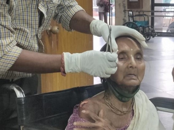 Biplab's Hira : Robbers snatched Old Beggar Woman's Rs. 270 by injuring her Biplab's Hira : Robbers snatched Old Beggar Woman's Rs. 270 by injuring her